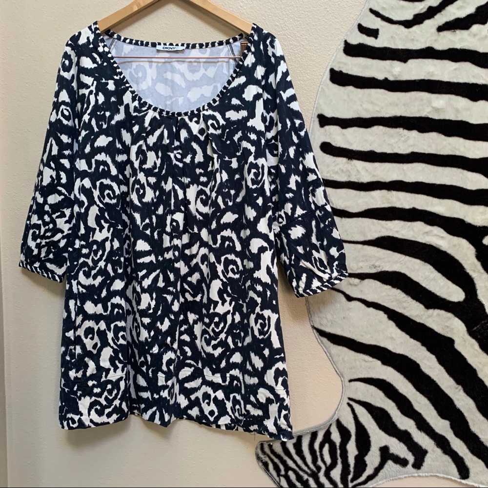 DKNYC TUNIC TOP with LS and scoop neck